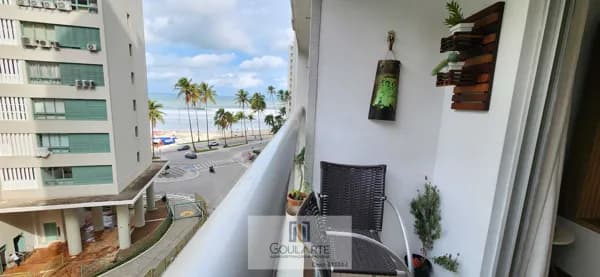 Apartamento com acesso a sacada vista lateral mar, 2 dormitórios climatizados sendo 1 suíte + dormitório de serviço , à 100 metros do mar em PITANGUEIRAS - Guarujá/SP