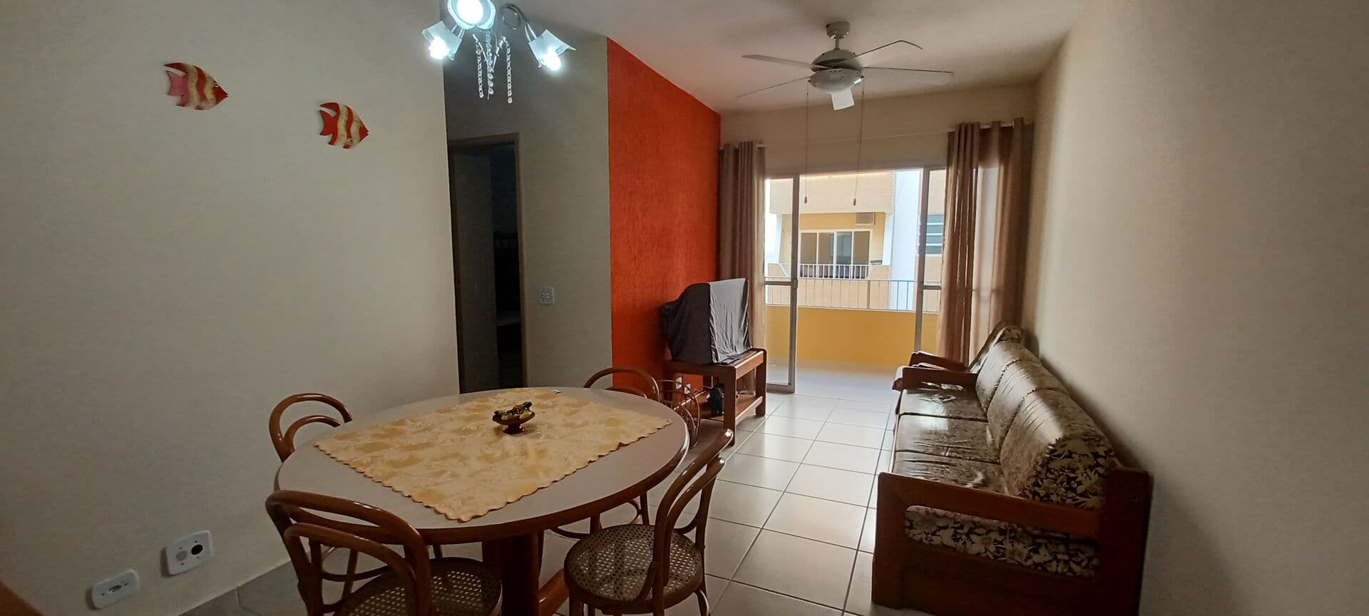Apartamento padrão com 2 dormitórios à 200 metros do mar na praia da Enseada- Guarujá/SP.