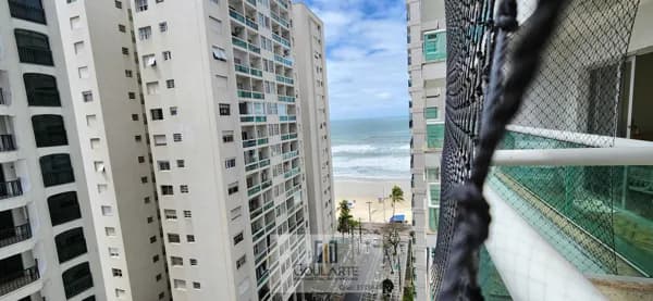 Apartamento alto padrão com acesso a sacada vista lateral do mar, 3 dormitórios + dormitório de serviço, à menos de 150 metros da praia das PITANGUEIRAS-GUARUJÁ/SP.