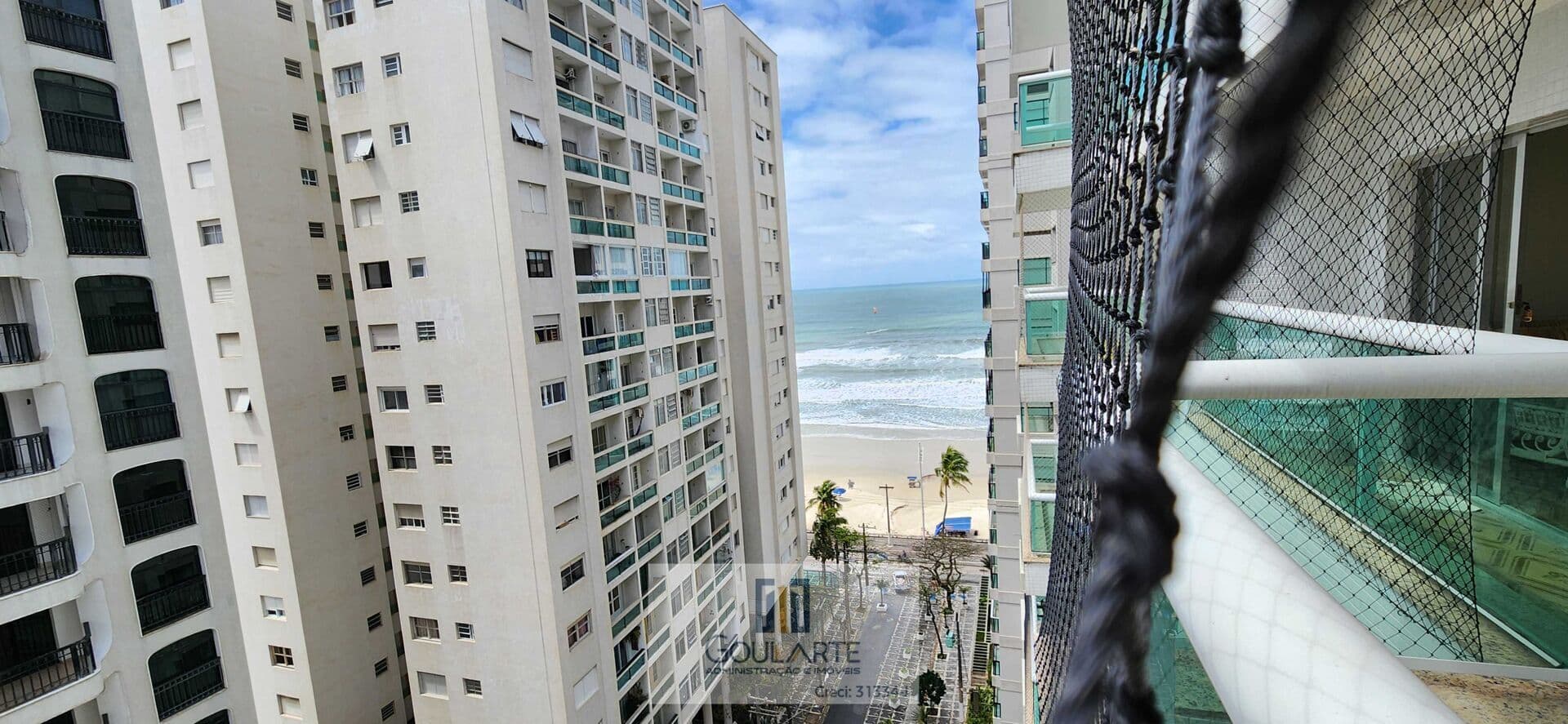 Apartamento alto padrão com acesso a sacada vista lateral do mar, 3 dormitórios + dormitório de serviço, à menos de 150 metros da praia das PITANGUEIRAS-GUARUJÁ/SP.