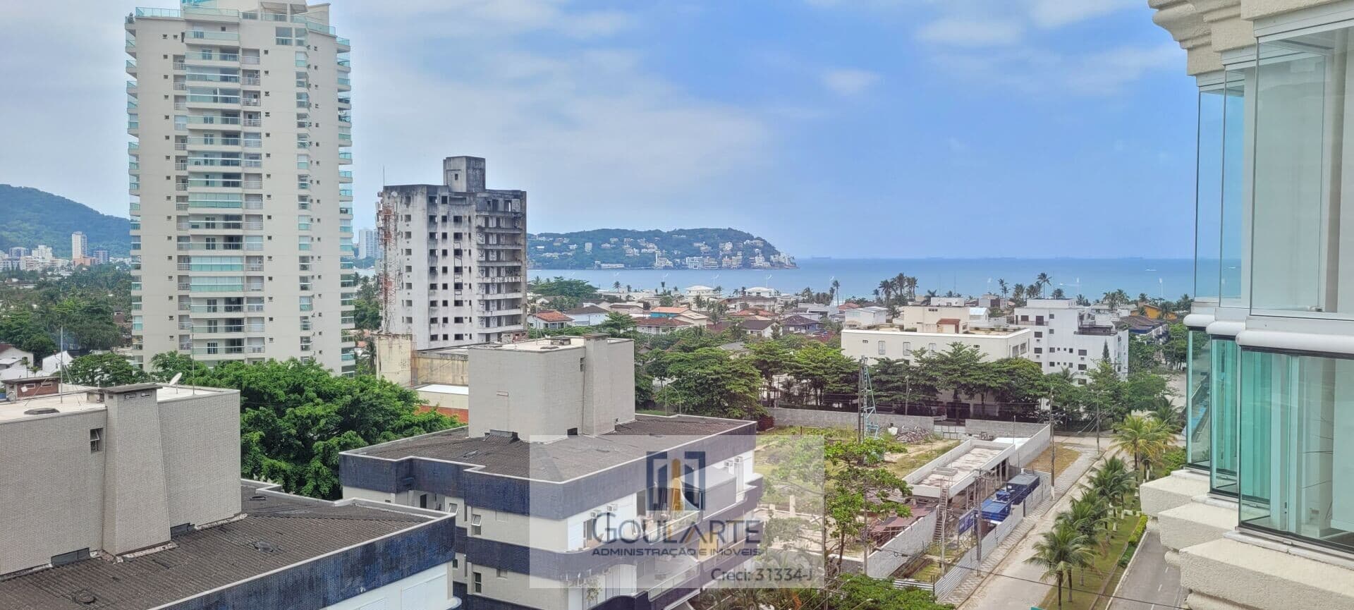Apartamento alto padrão 3 suítes climatizadas, sacada envidraçada vista parcial mar ,lado praia da ENSEADA-Guarujá/SP.