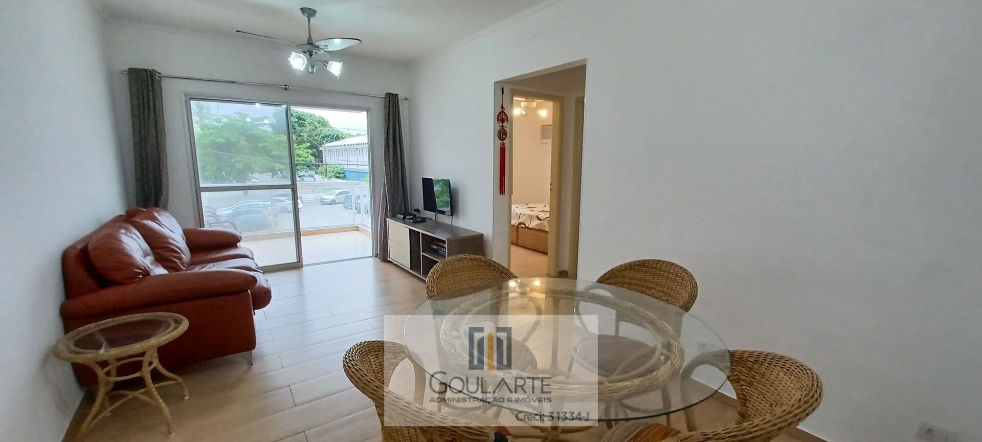 Apartamento padrão com acesso a sacada, 2 dormitórios, lado praia - Enseada-Guarujá/SP.