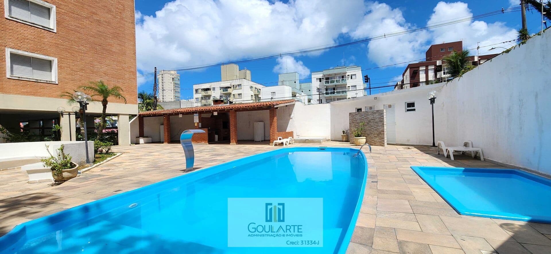 Apartamento com lazer no condomínio, 2 dormitórios sendo 1 suíte + 1 dormitório de serviço, lado bairro, ENSEADA-GUARUJÁ/SP.