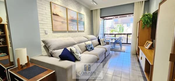 Apartamento reformado com acesso a sacada envidraçada, 2 dormitórios climatizados sendo 1 suíte, na praia da ASTURIAS-Guarujá/SP.