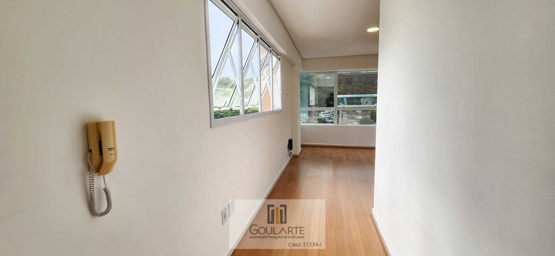 Sala comercial em prédio comercial na PITANGUEIRAS - Guarujá/SP.