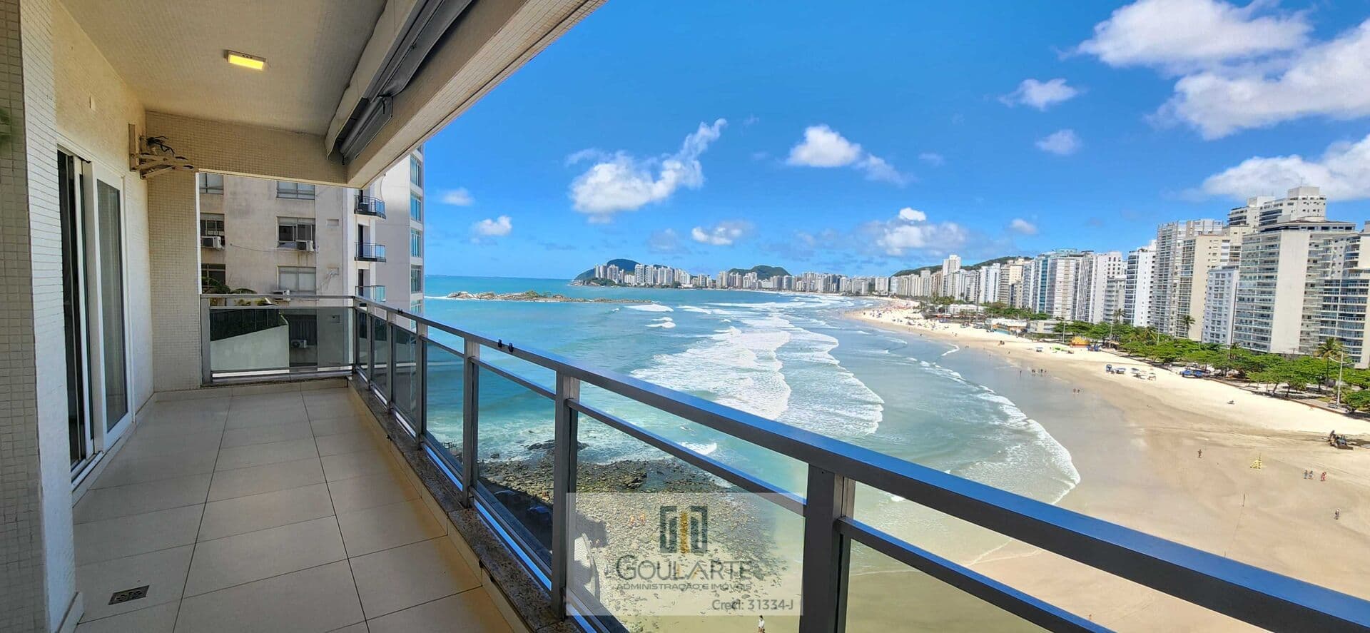 Apartamento alto padrão com sacada frente mar, 3 suítes climatizadas, vista mar na praia das Pitangueiras-Guarujá/SP.