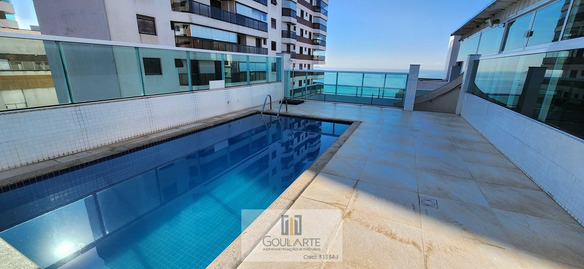 Apartamento alto padrão com 3 suítes + dormitório de serviço, lazer no condomínio e sacada vista mar na praia da Astúrias-Guarujá/SP.