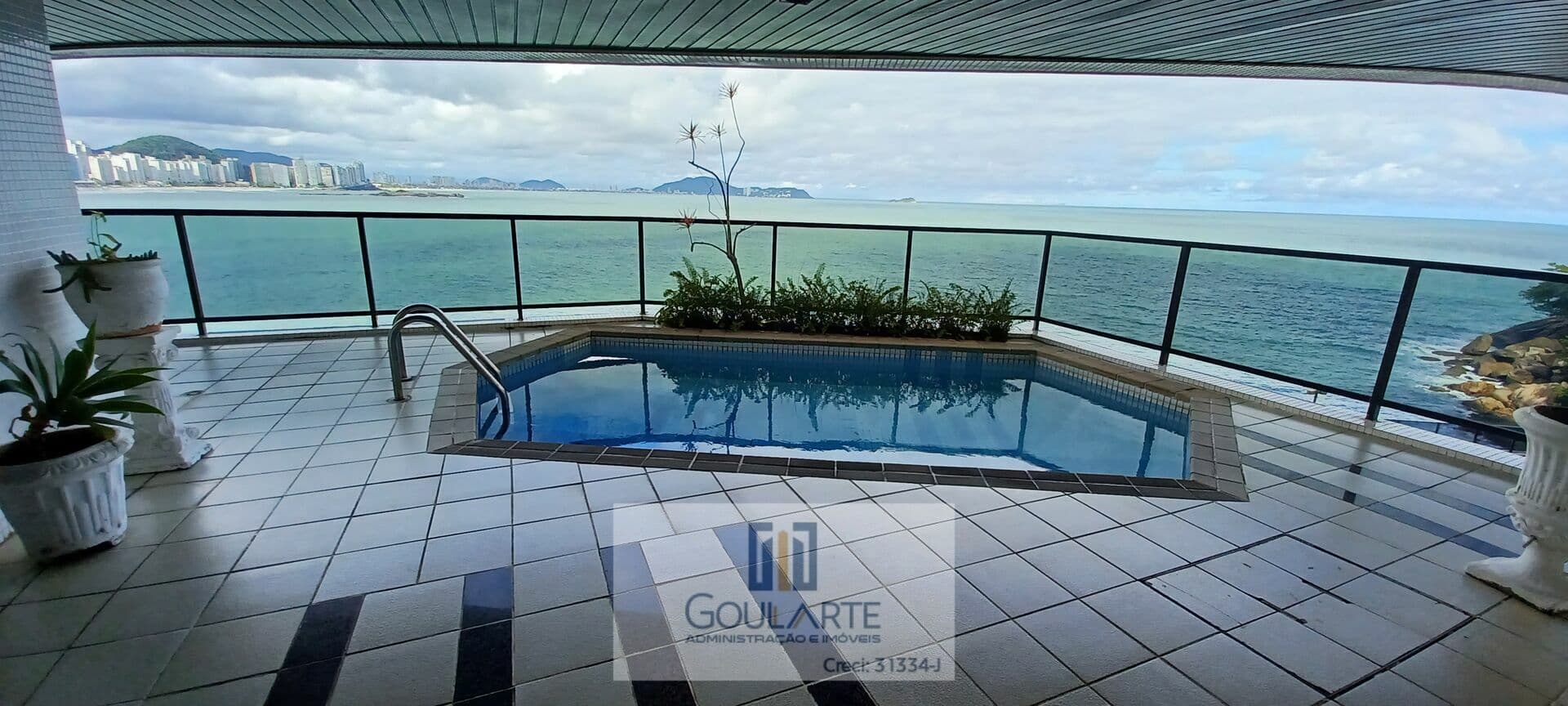 Apartamento alto padrão com área gourmet privativa (piscina/churrasqueira) , 4 suítes com acesso para a sacada e vista panorâmica do mar de todos os ambientes, na praia da Astúrias/GUARUJÁ-SP.