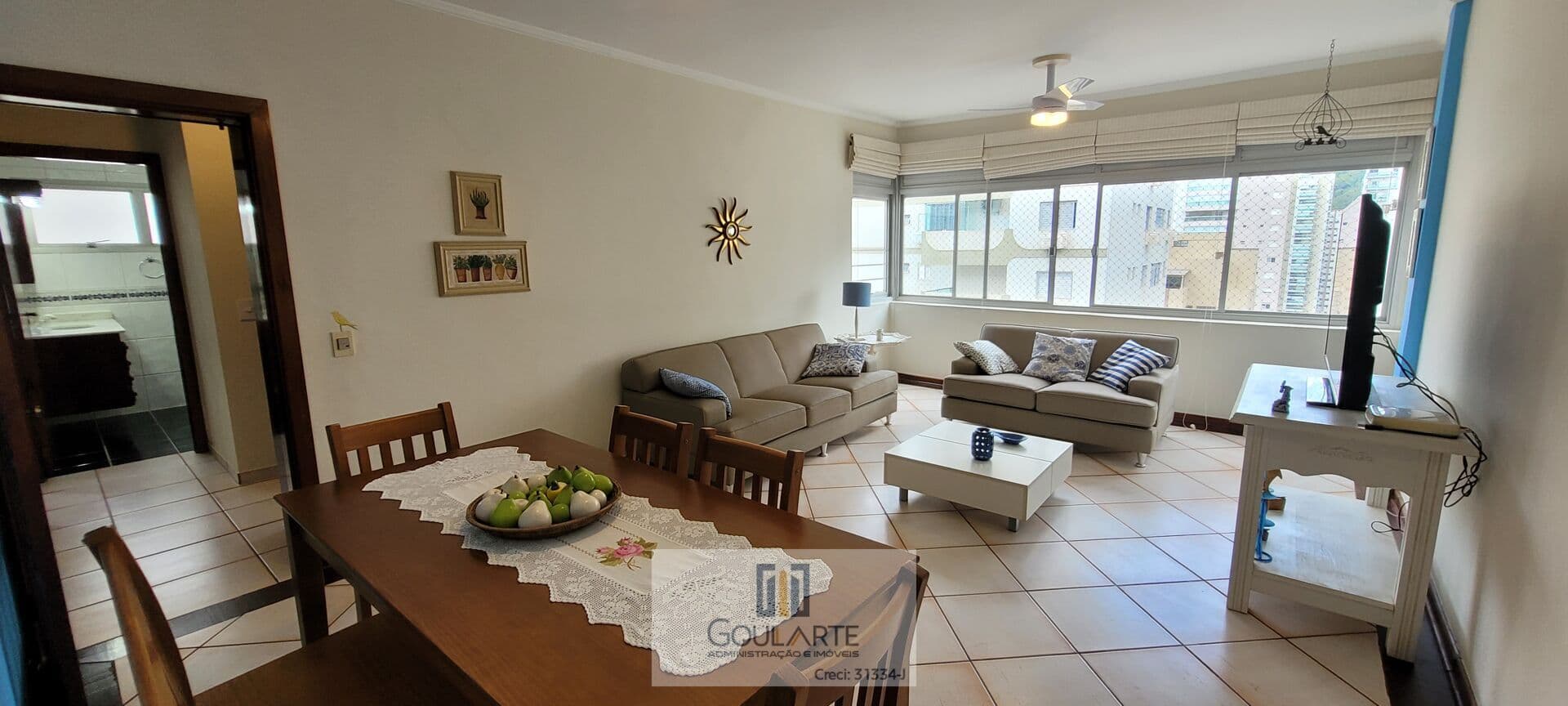 Apartamento reformado com 2 dormitórios climatizados, na praia da PITANGUEIRAS - Guarujá/SP.