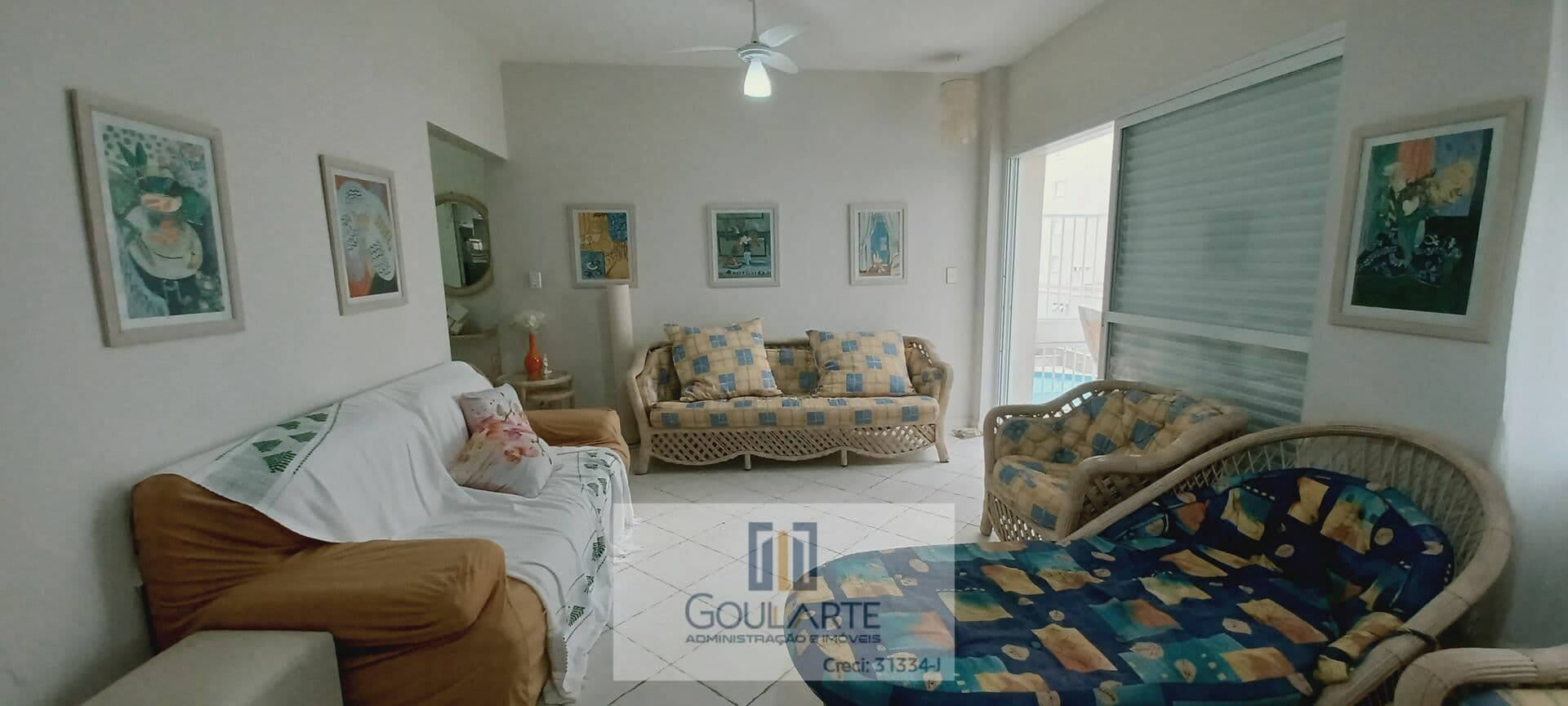 Apartamento padrão com 2 dormitórios amplos + dormitório de serviço e sacada á menos de 100 metros da praia da Pitangueiras-Guarujá/SP.