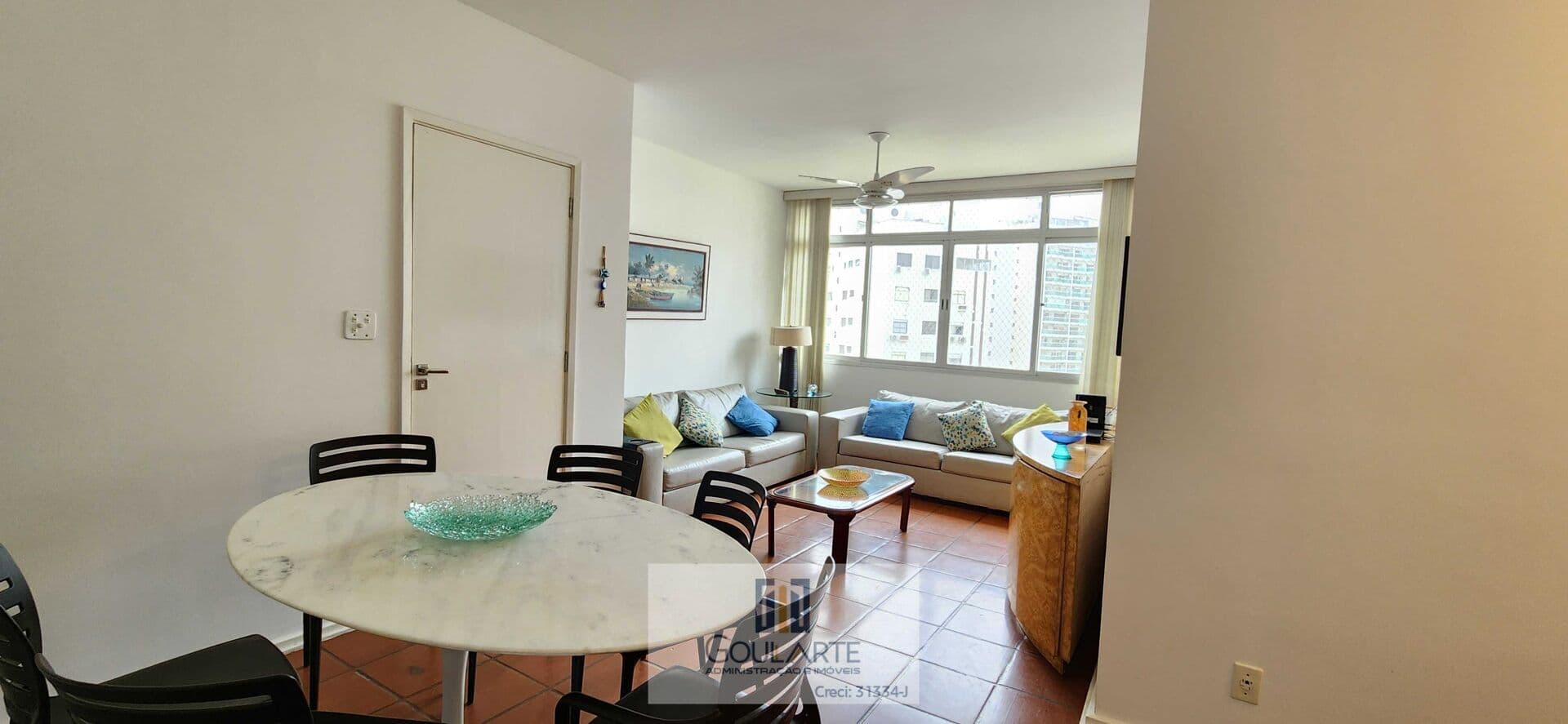 Apartamento com 2 dormitórios sendo 1 suíte, à menos de 200 metros da praia da Pitangueiras-Guarujá/SP