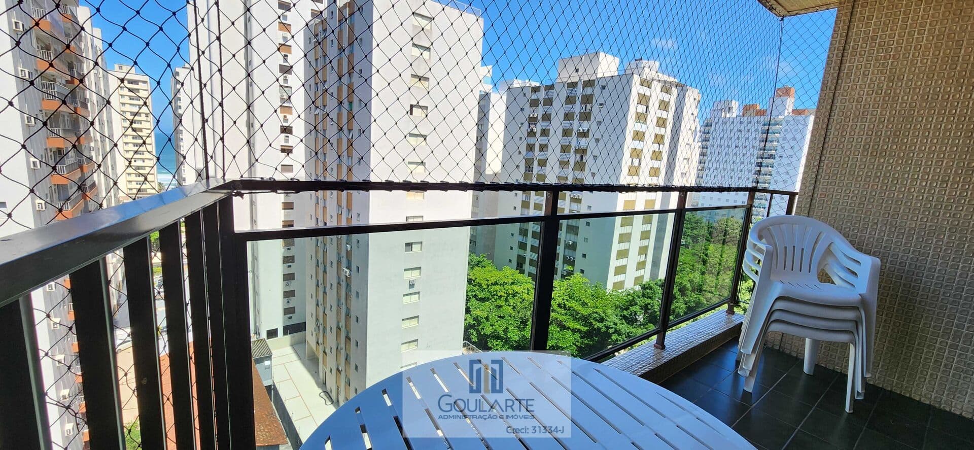 Apartamento alto padrão com sacada vista parcial mar, 3 dormitórios sendo 1 suíte, lazer no condomínio na praia das PITANGUEIRAS-Guarujá/SP.