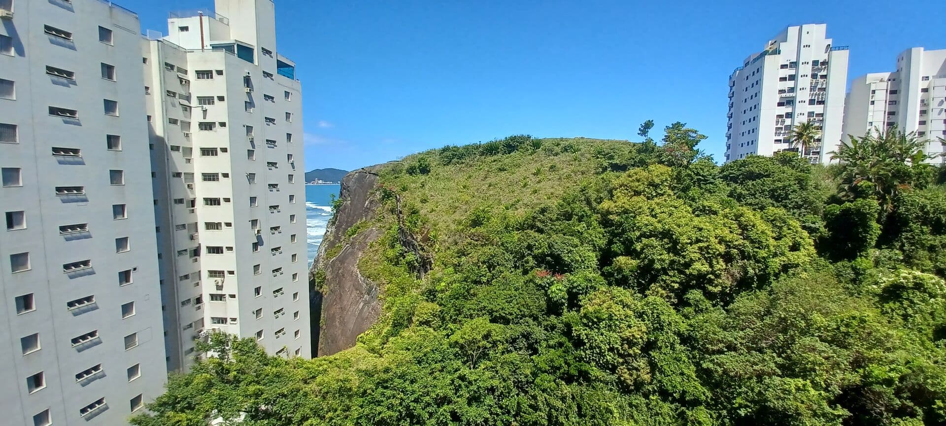 Apartamento com sacada vista mar e área verde na praia da Pitangueiras-Guarujá/SP.