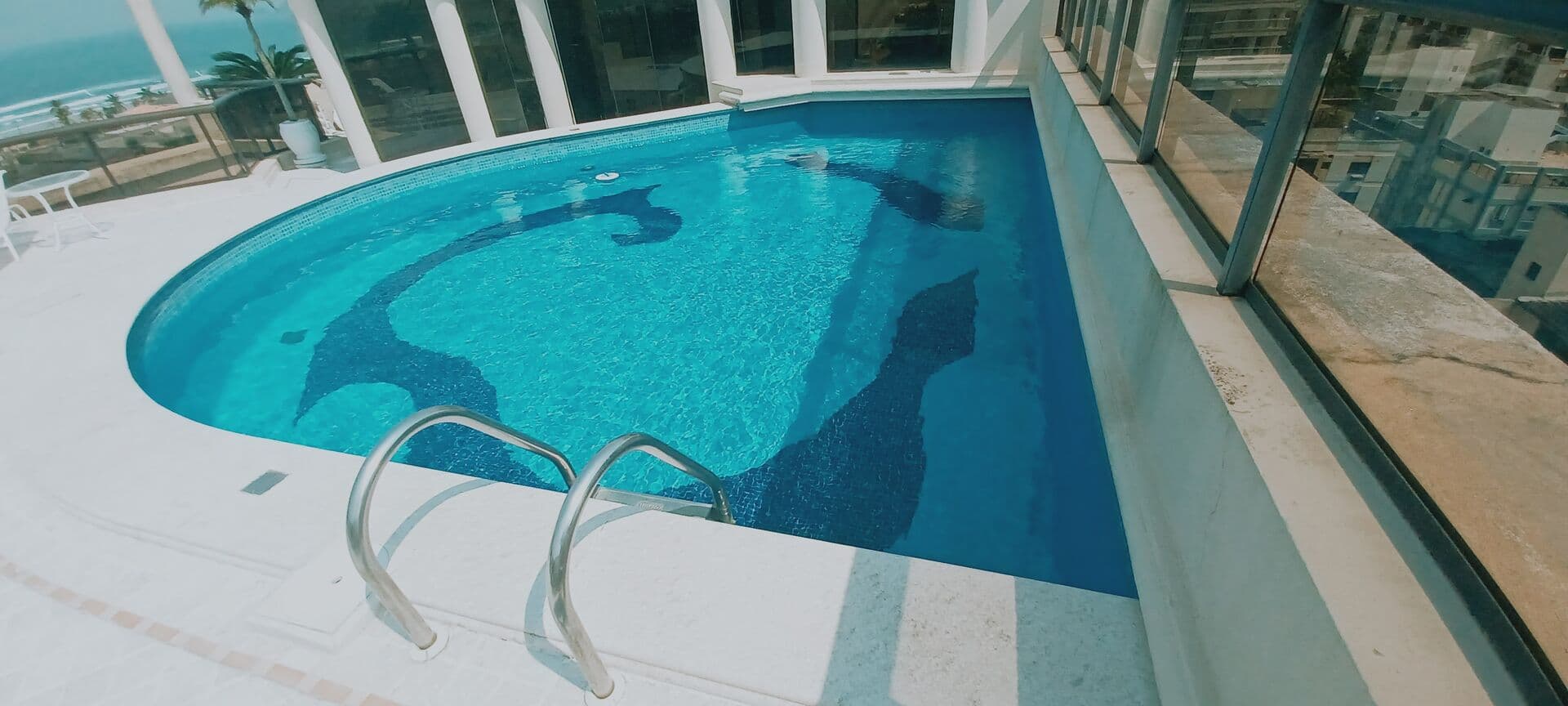 Apartamento cobertura duplex com 5 suítes + suíte de serviço, terraço com piscina, área gourmet vista mar e lazer no condomínio na praia da Enseada-Guarujá/SP.