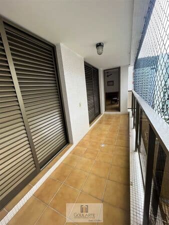 Apartamento Alto Padrão com sacada, 3 dormitórios sendo 1 suíte, na praia da Pitangueiras-Guarujá/SP.