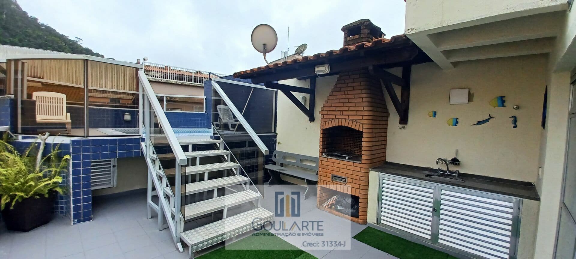 Apartamento cobertura duplex com 3dormitórios sendo 1 suíte + suíte de serviço, sacada gourmet, churrasqueira e piscina lado morro na praia da Enseada-Guarujá/SP.