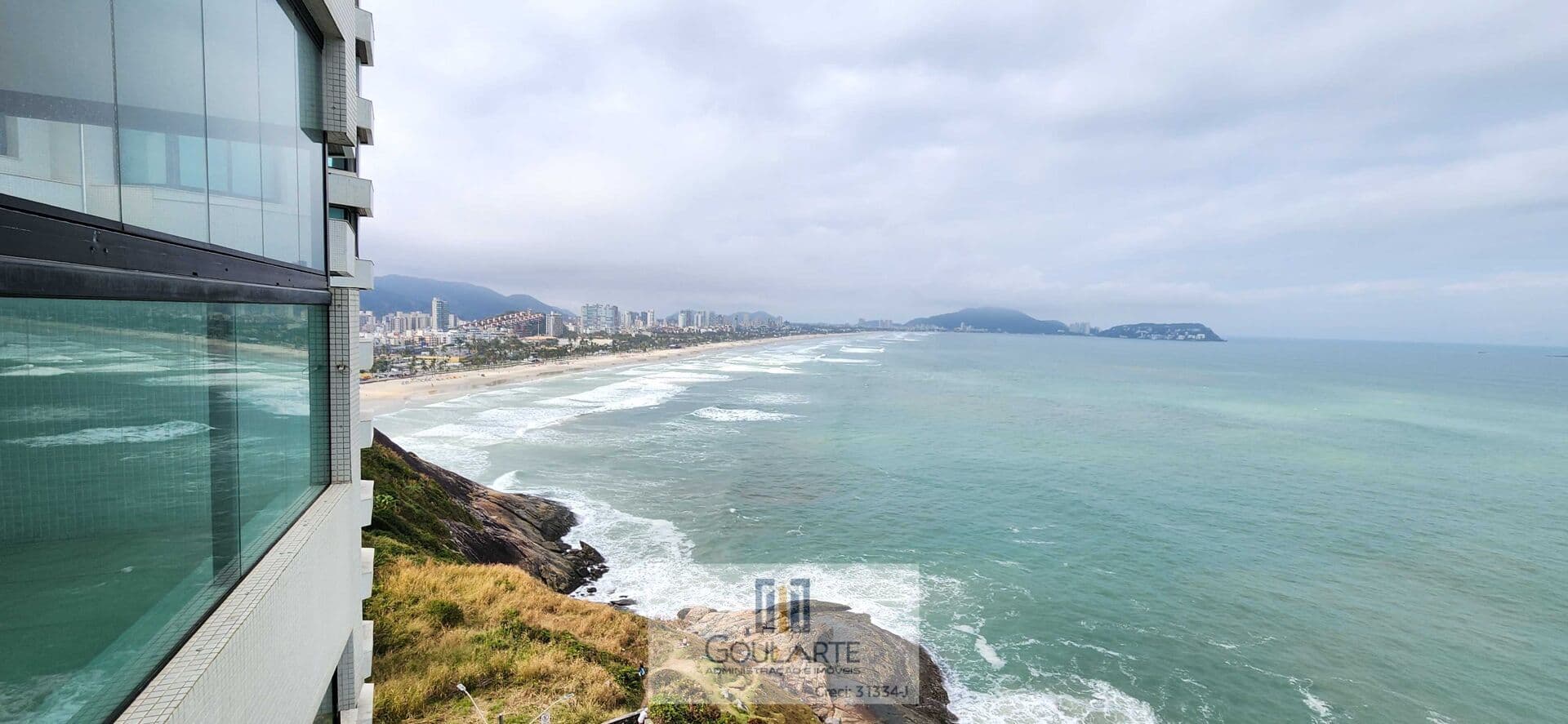 Apartamento alto padrão com sacada ampla e vista para o mar, 3 suítes sendo 1 com acesso a sacada + 1 dormitório de serviço, lazer no condomínio, PITANGUEIRAS - Guarujá/SP.