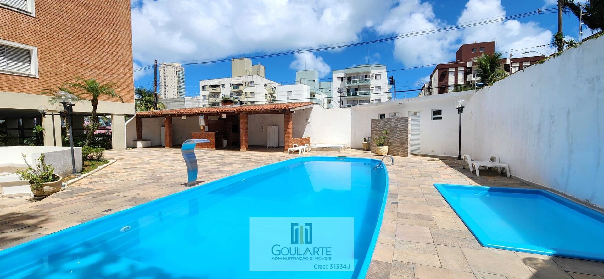 Apartamento reformado com acesso a sacada, 3 dormitórios climatizados sendo 1 suíte, lado bairro na praia da ENSEADA-GUARUJÁ/SP.