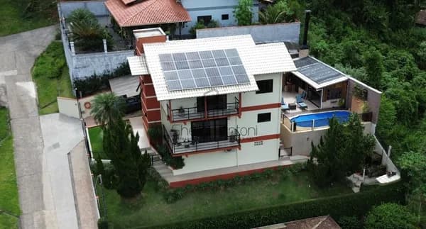 Residência de Alto Padrão com Infraestrutura Completa e Eficiência Energética
