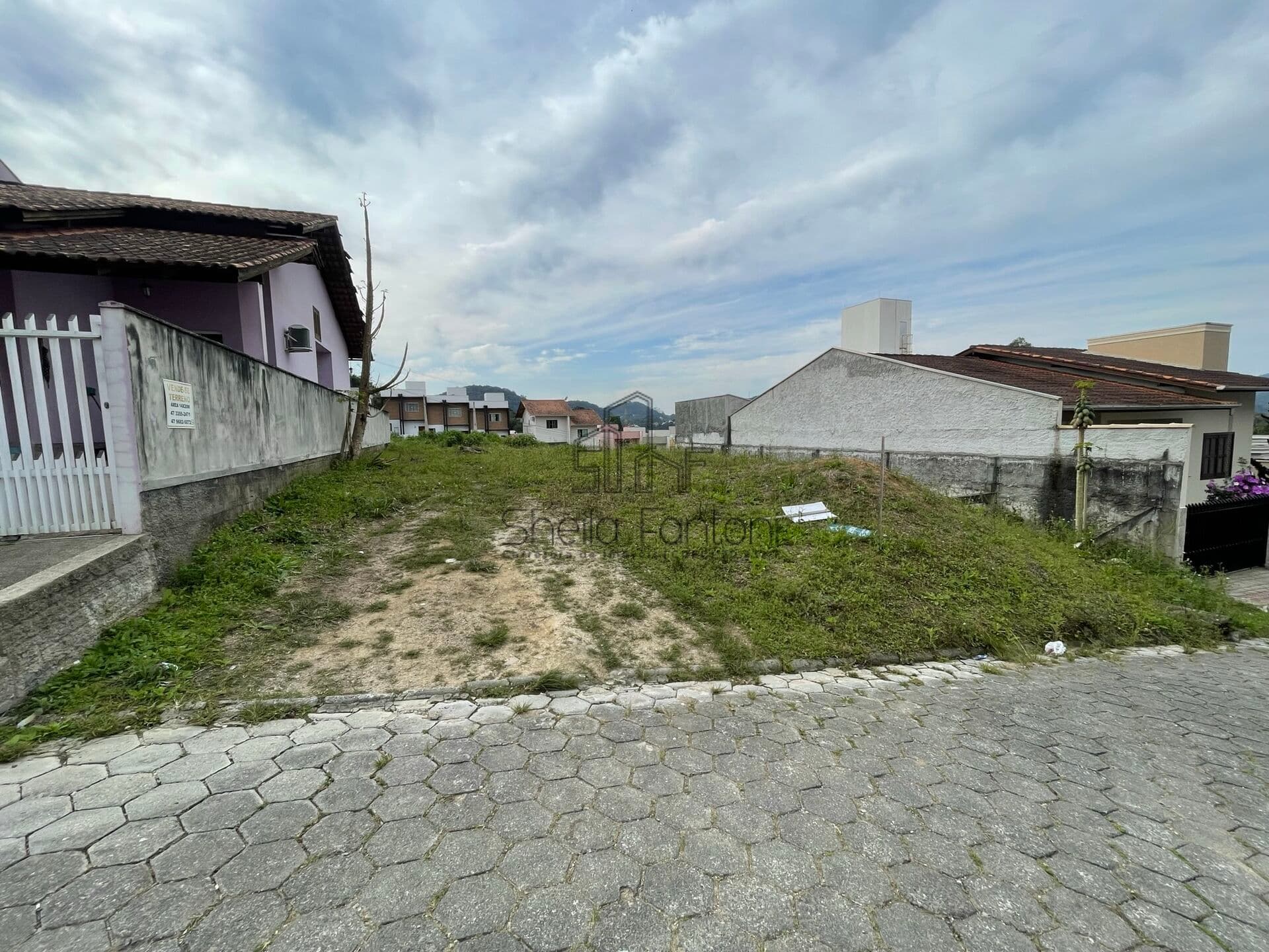 Terreno plano pronto para construir