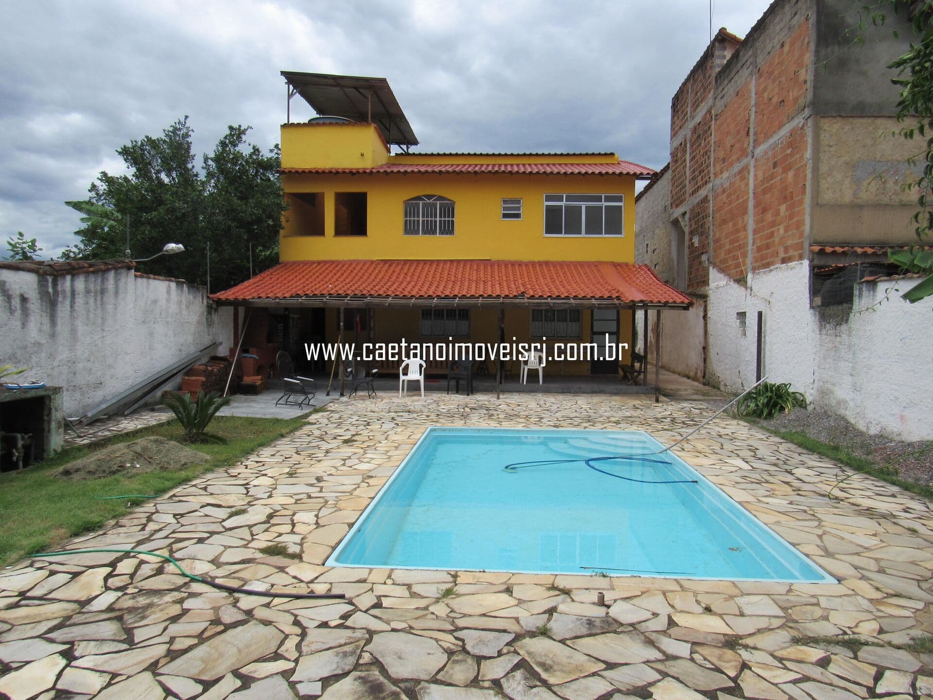 Casa C/ Quintal No Centro de Papucaia