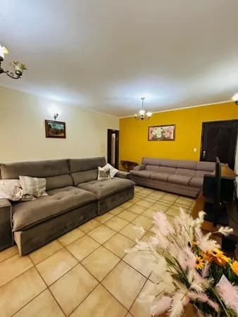 Sobrado Espaçoso à Venda com 320m² – 04 dorm(01 suíete) e 01 casa no fundo