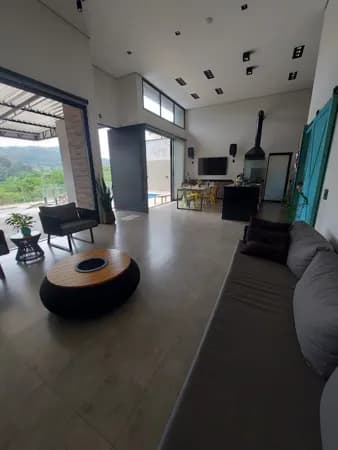 Casa térrea com piscina, 04 dorm. sendo 03 suítes e lazer completo