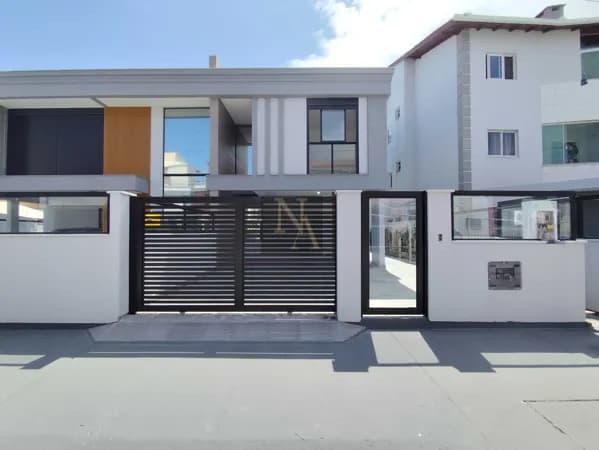 Casa nova 3 dormitórios 500m do mar