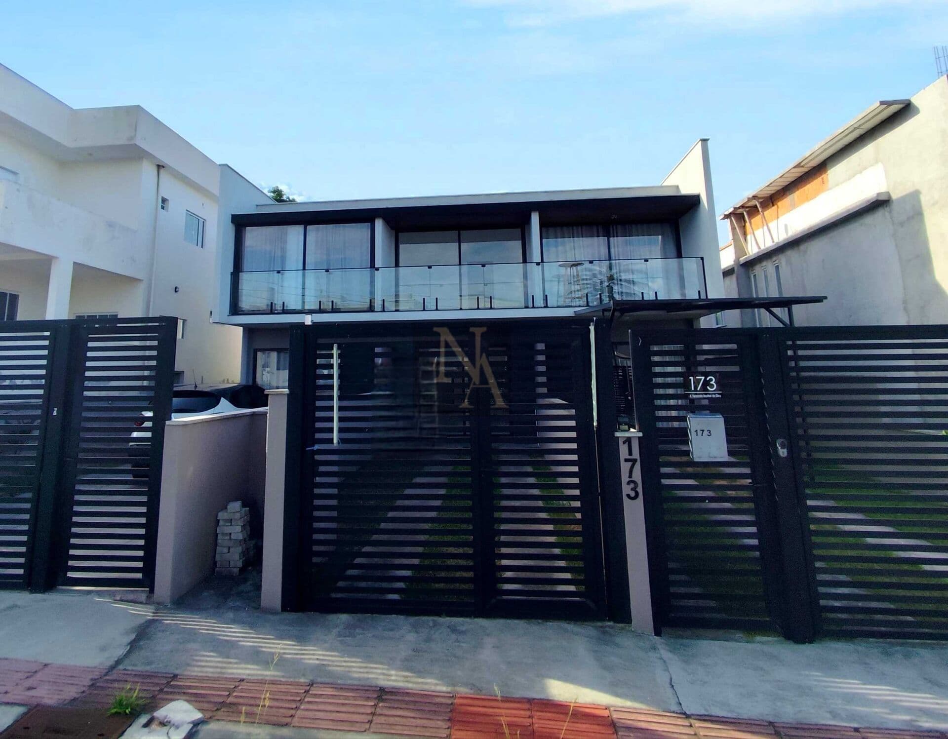 Casa sobrado 2 suítes e Piscina