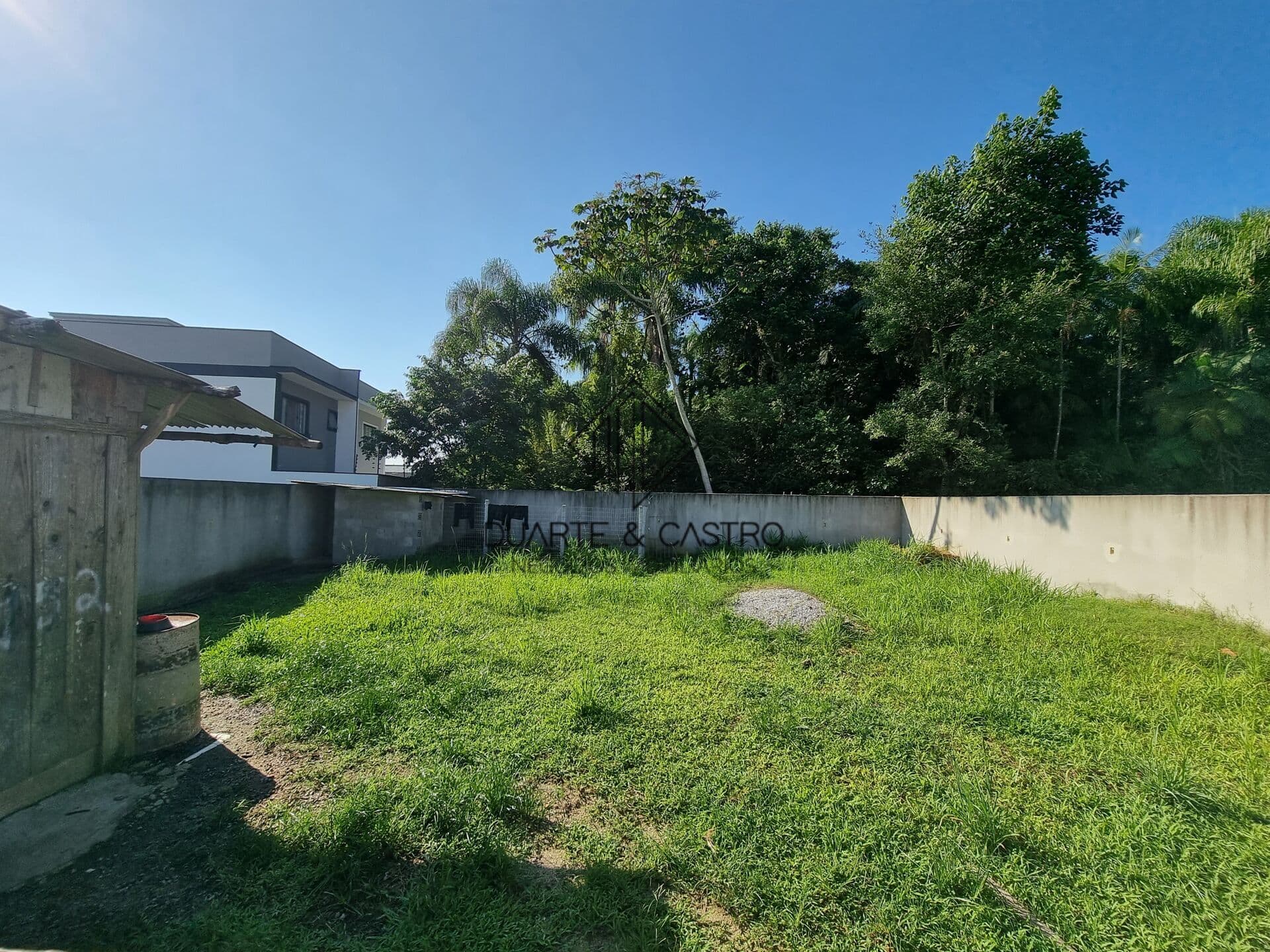 Terreno Murado com Água e Luz Pronto para Construir