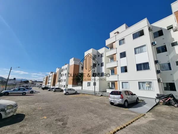 Apartamento reformado em condomínio clube
