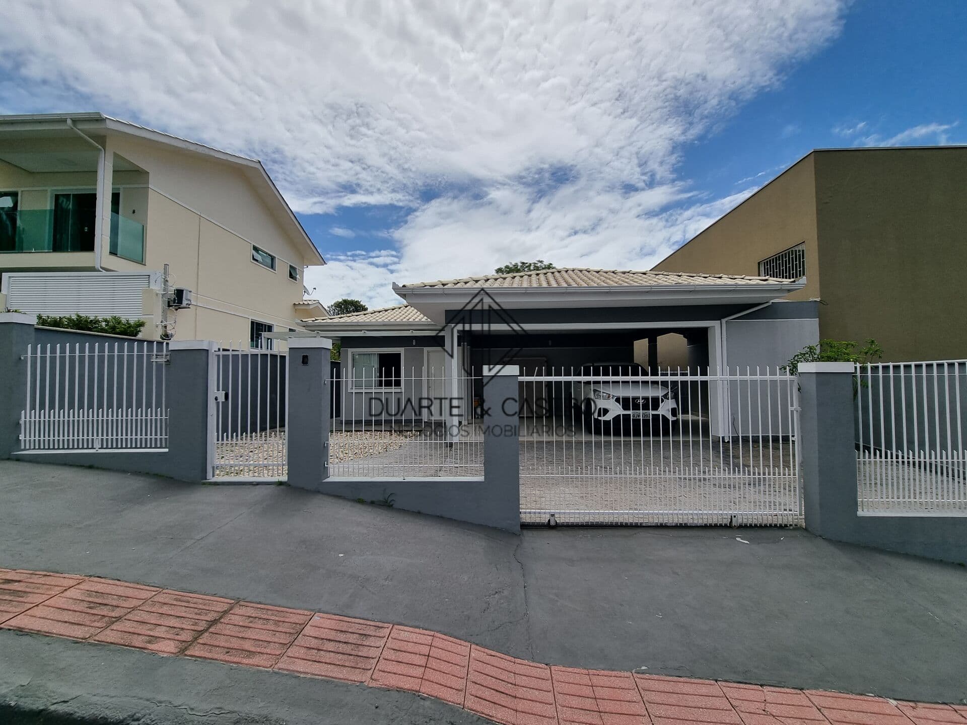 Casa à venda em região privilegiada na Forquilhinhas – São José/SC.