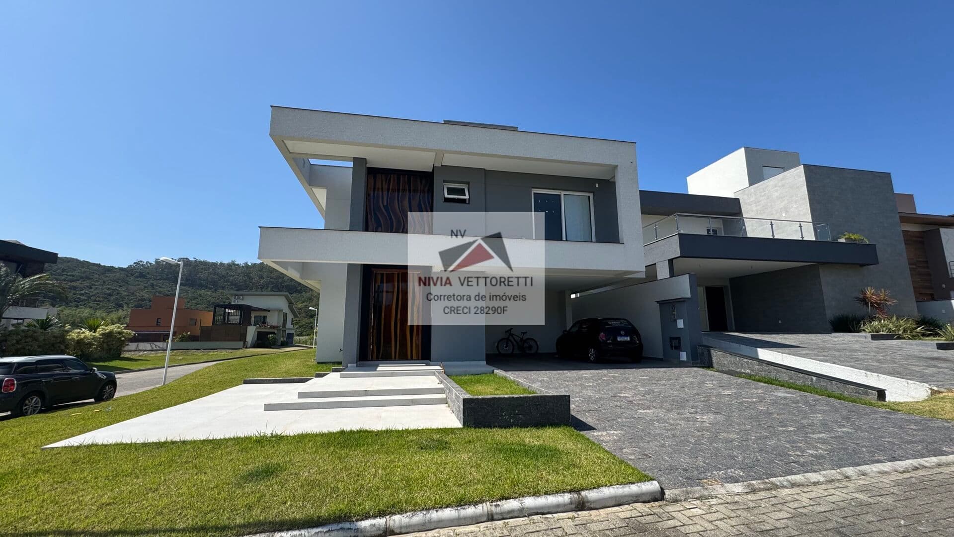 Casa Alto Padrão 4 dormitórios em Condomínio Fechado!
