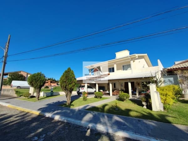 Área nobre do bairro e 100 metros até a praia!