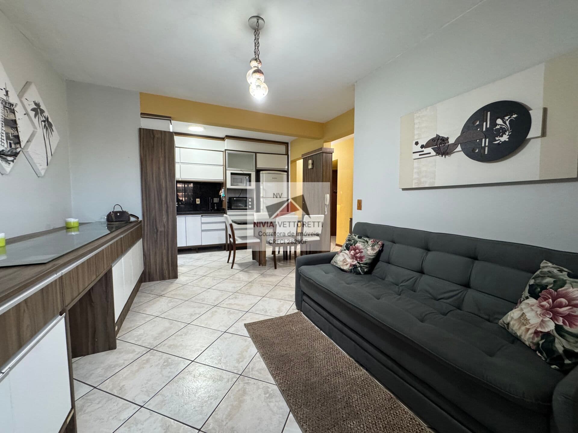 Apartamento 2 dormitórios mobiliado 50 metros do mar!