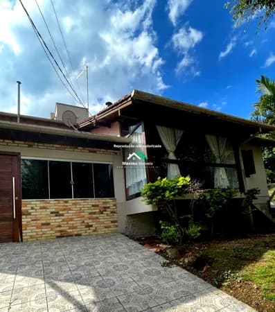 Casa ampla com 3 dormitórios e suíte no Bairro Viaduto
