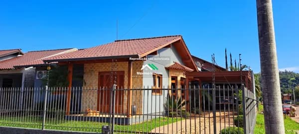 Casa com dois domitórios e piscina