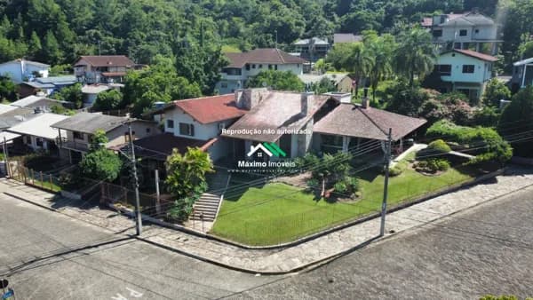 Casa Alto Padrão com 4 dormitórios e mais de 400 m2