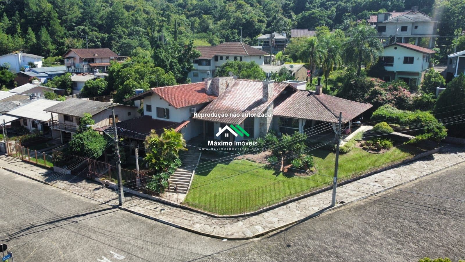 Casa Alto Padrão com 4 dormitórios e mais de 400 m2