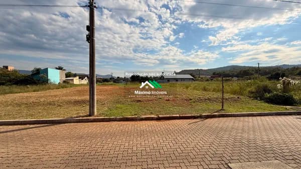 Disponível para venda, um terreno com área total de 401