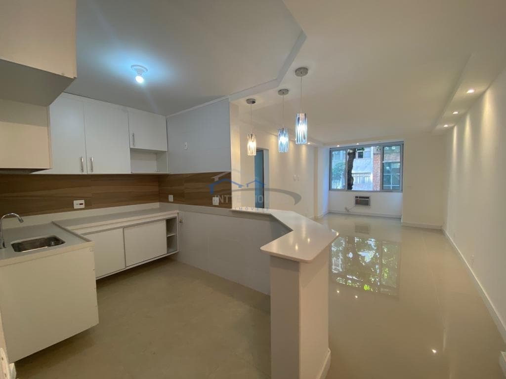 Apartamento reformado de 3 quartos com vaga escriturada em Ipanema