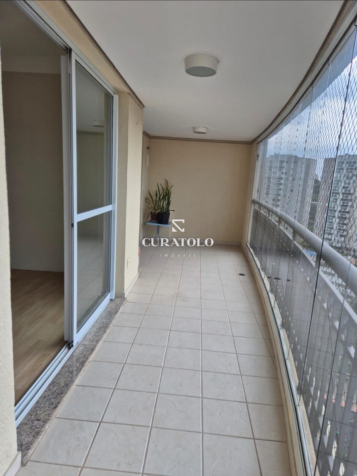 Apartamento à venda com 132 m², 4 quartos, varanda, e 2 vagas no Jardim Oriental, São Paulo.