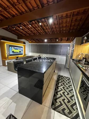 Casa sobrado à venda com 235 m², 3 quartos, 2 vagas, Vila Prudente, São Paulo.