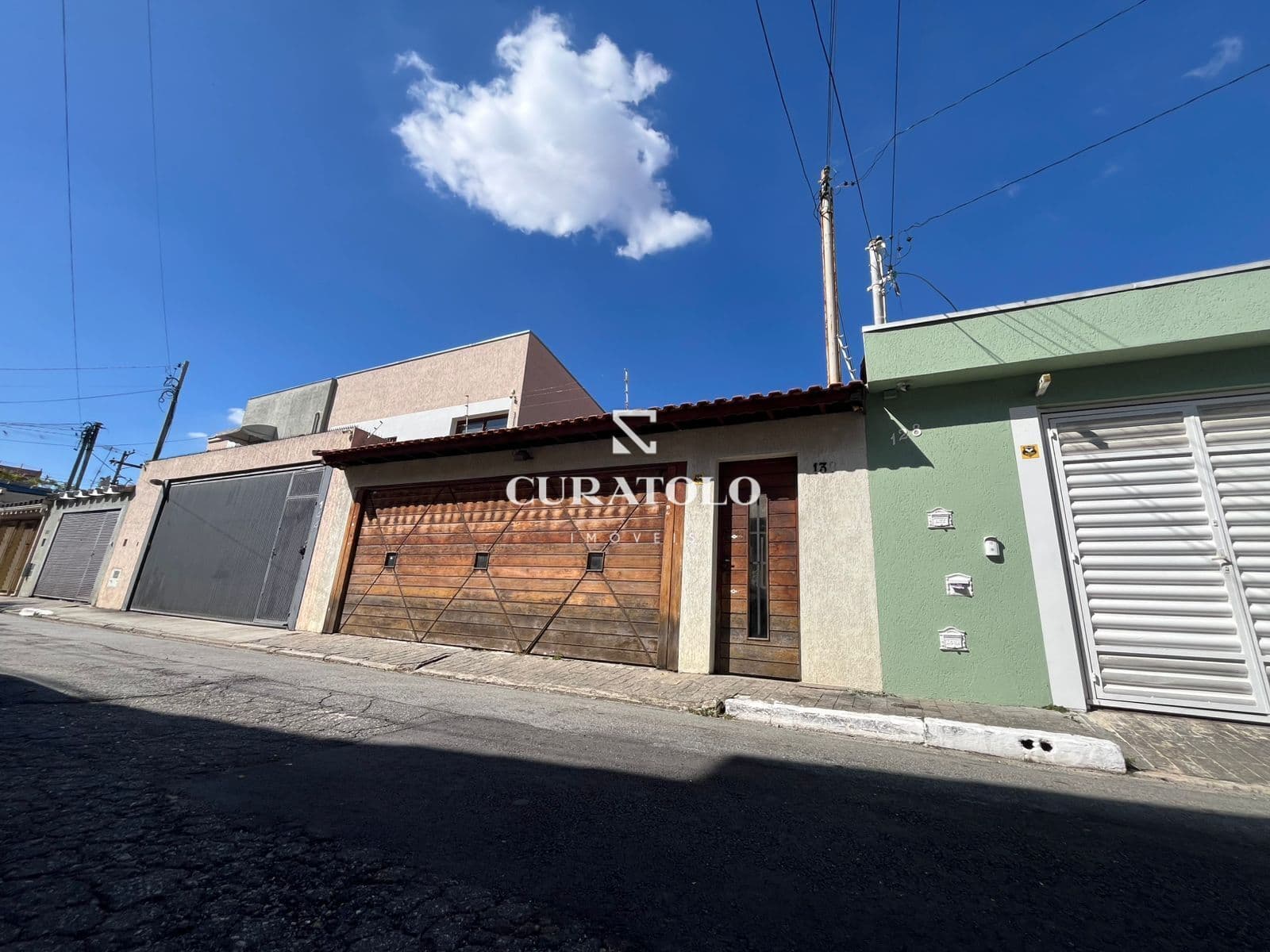 Linda casa à venda no Alto da Mooca, com 4 quartos, 4 vagas e quintal com churrasqueira