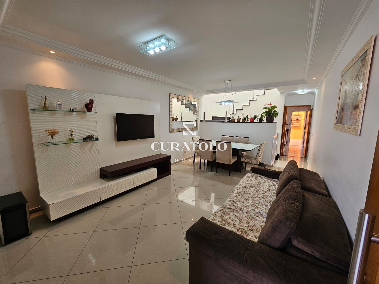 Venha conhecer a casa ideal para viver com conforto na Vila Carrão: Casa sobrado com 3 quartos, 2 vagas cobertas e quintal com churrasqueira