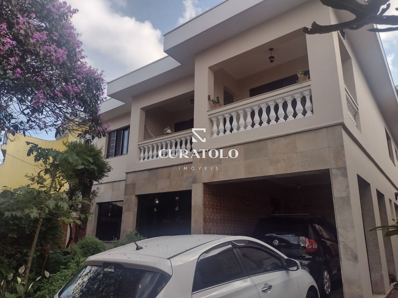 Venha conhecer a casa ideal para viver com conforto no Jardim Avelino: Casa com 4 quartos e 7 vagas e quintal com piscina e churrasqueira
