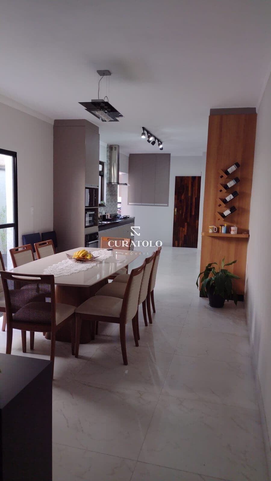 Conheça este incrível sobrado à venda na Vila Zelina. Com 3 quartos/suítes, 6 vagas e quintal com churrasqueira, esta casa é perfeita para você e sua família.