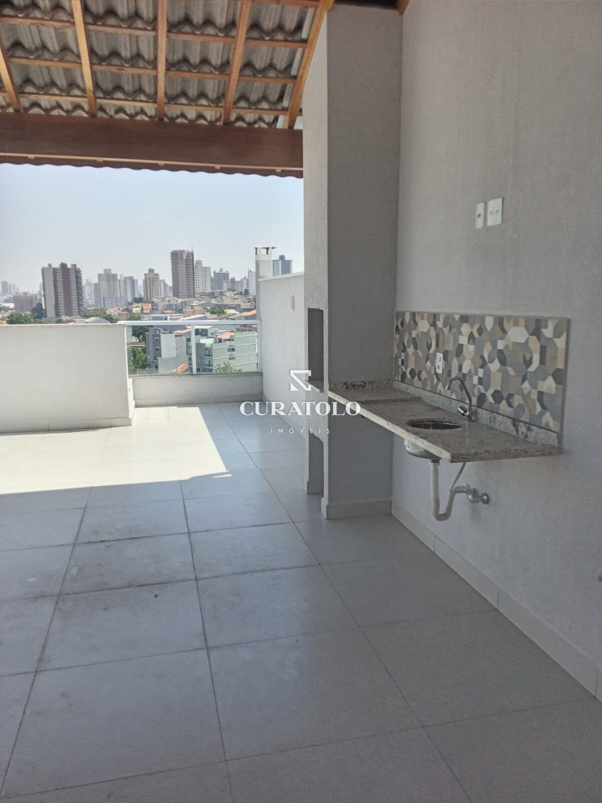 Oportunidade para conquistar sua cobertura com 104 mts em Santo André! Seu novo lar com 2 dormitórios, varanda, pronto para morar, ótima localização!