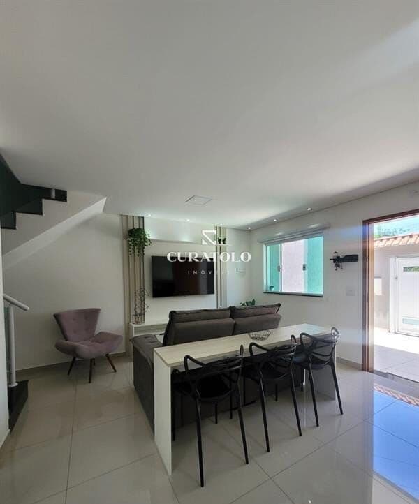 Conheça este charmoso sobrado à venda no Parque Erasmo Assunção, em Santo André. Com 2 quartos, 2 vagas e 2 banheiros, esta casa é perfeita para você e sua família.