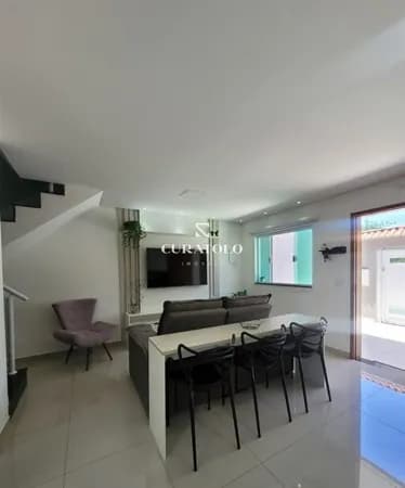 Conheça este charmoso sobrado à venda no Parque Erasmo Assunção, em Santo André. Com 2 quartos, 2 vagas e 2 banheiros, esta casa é perfeita para você e sua família.